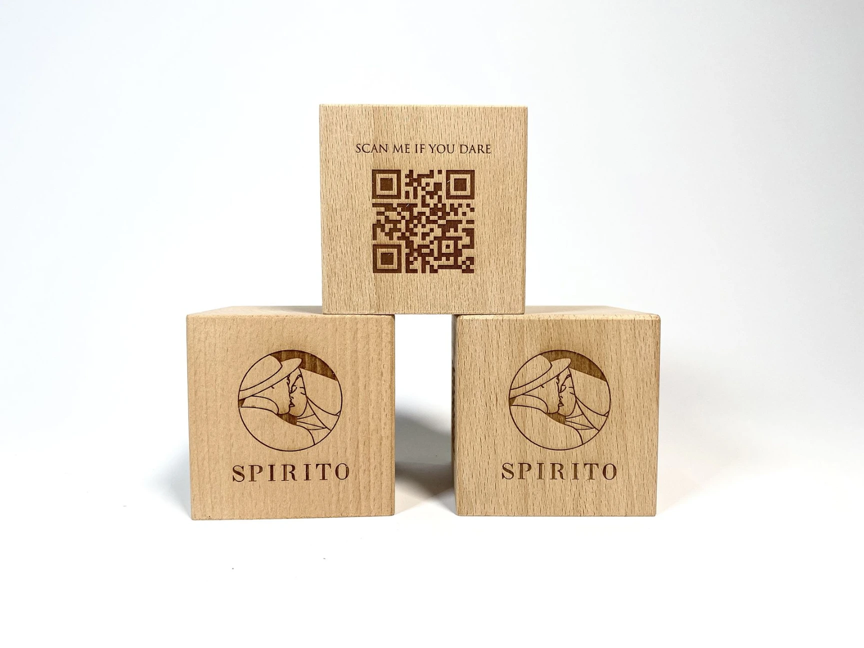 cubes QR code bois gravés