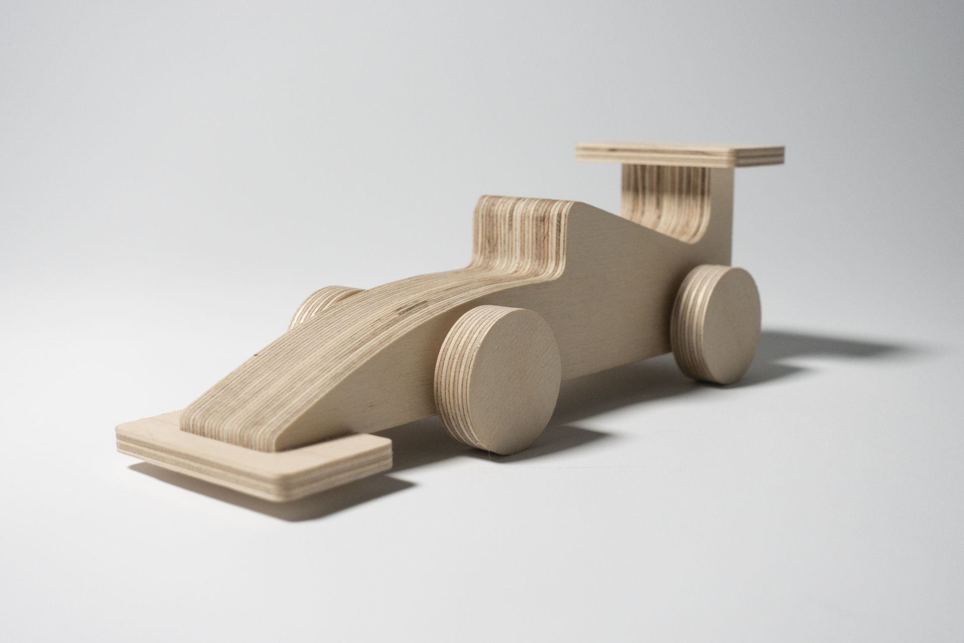 voiture en bois découpée